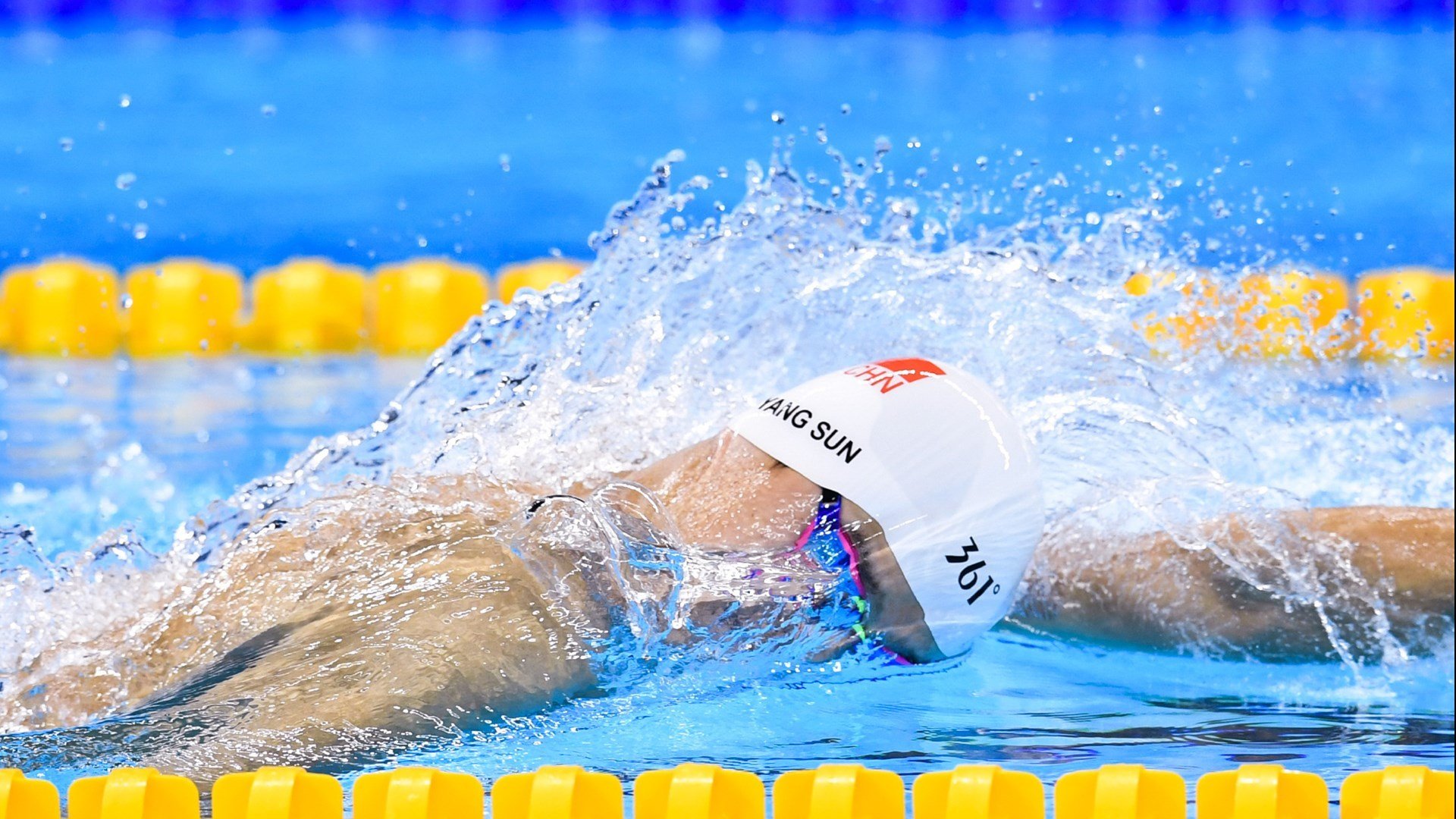 -张雨霏赛事中展现顽强拼搏，张雨霏比赛过程